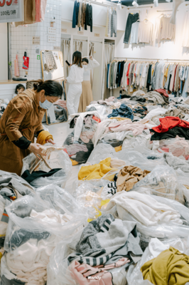 深圳宝藏级服装批发市场探秘 九层楼海量货源，最低十元起批